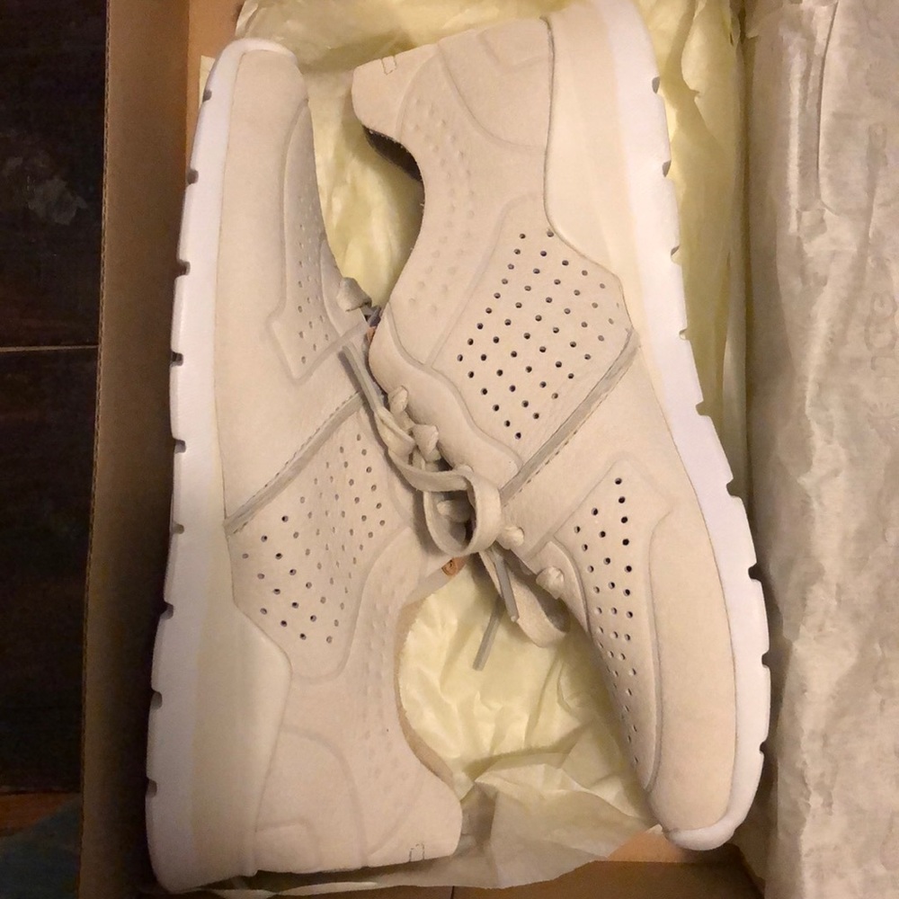 Ugg Tye Leather Shoe